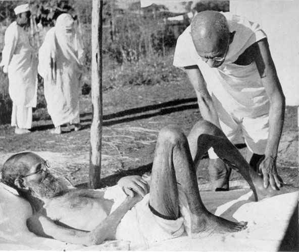 Gandhi nursing leper, Parchure Shastri