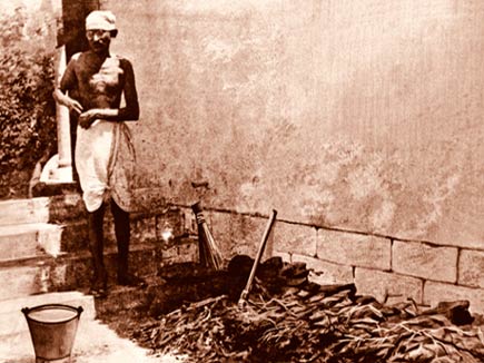 Mahatma-Gandhi-Cleanliness