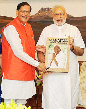 Modi-released-the-book-Mahatma-life-in-colour