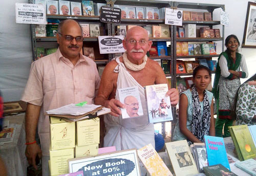 french man dressed up as Gandhi visited Gandhi books exhibition