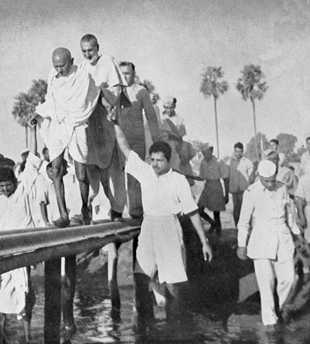 Gandhi with Abdul Gaffar Khan during the tour of Jahanabad, Bihar, March 28, 1947.