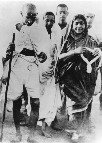 April 6, 1930: Gandhi being greeted by Sarojini Naidu at Dandi.