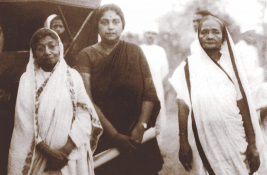 Ameena Tyabji, Kamaladevi Chattopadhyay and Kasturba Gandhi, perhaps at Sabarmati Ashram, March 1930
